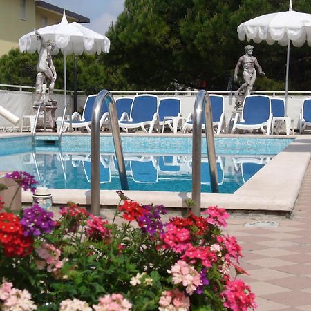 Hotel Trevi Lido di Jesolo Buitenkant foto