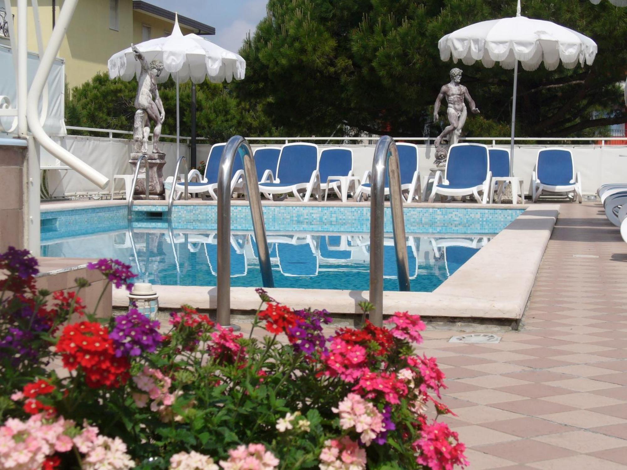 Hotel Trevi Lido di Jesolo Buitenkant foto