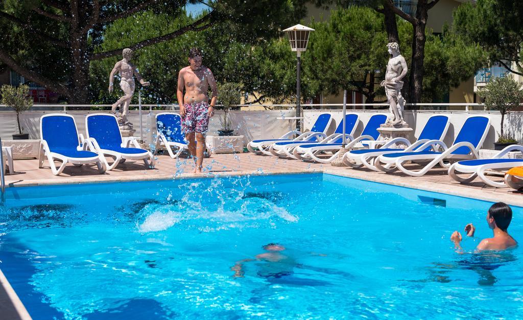 Hotel Trevi Lido di Jesolo Buitenkant foto